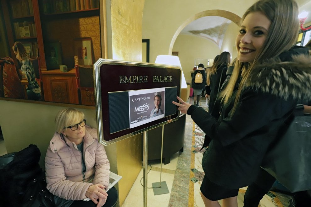 Chi sono le nuove aspiranti Miss Italia: una sfila con il bambino in fasce