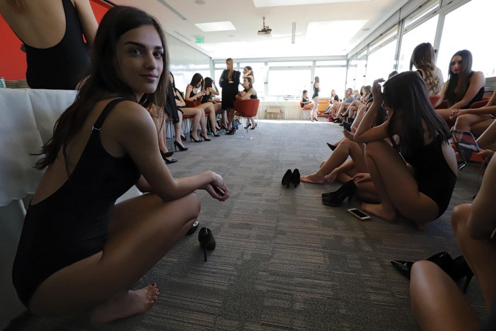 Chi sono le nuove aspiranti Miss Italia: una sfila con il bambino in fasce