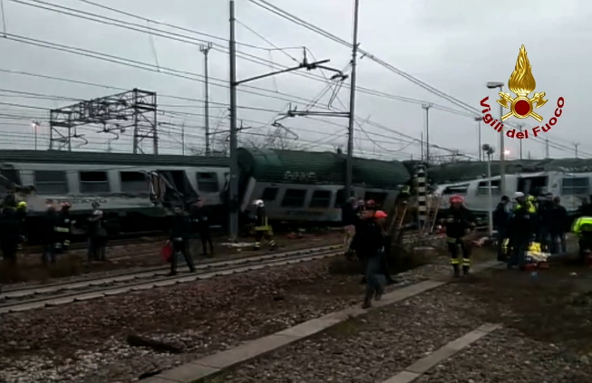 Milano, treno deragliato: 3 morti e 5 feriti gravi +++ in aggiornamento ++++