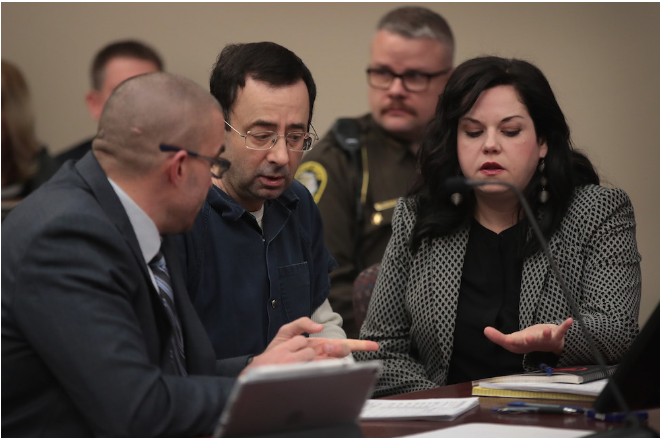 Violentate dal medico per anni: 156 donne contro Larry Nassar