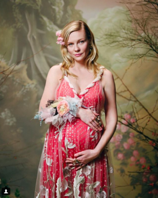 Kristen Dunst è incinta: l'annuncio di gravidanza sfida quello di Beyoncé Kristen Dunst è incinta: l'annuncio di gravidanza sfida quello di Beyoncé