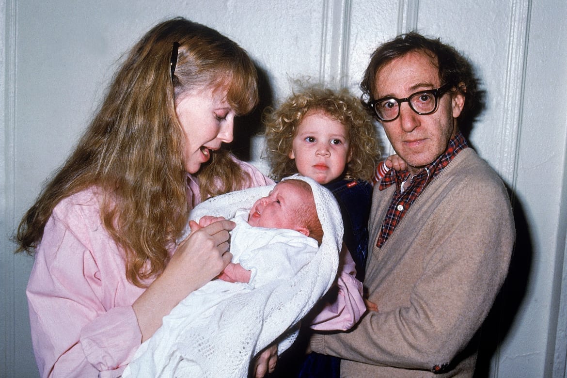 Woody Allen, sposò la figlia adottiva della moglie, ma è davvero un mostro?