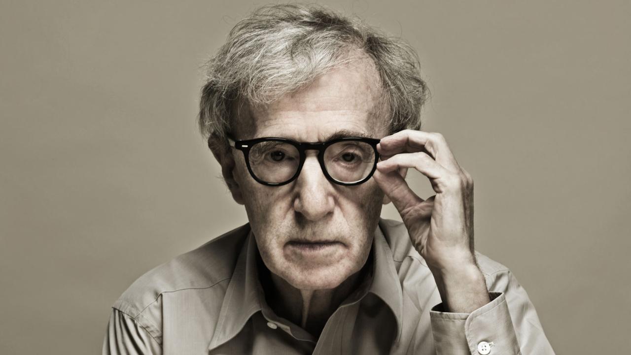Woody Allen, sposò la figlia adottiva della moglie, ma è davvero un mostro?
