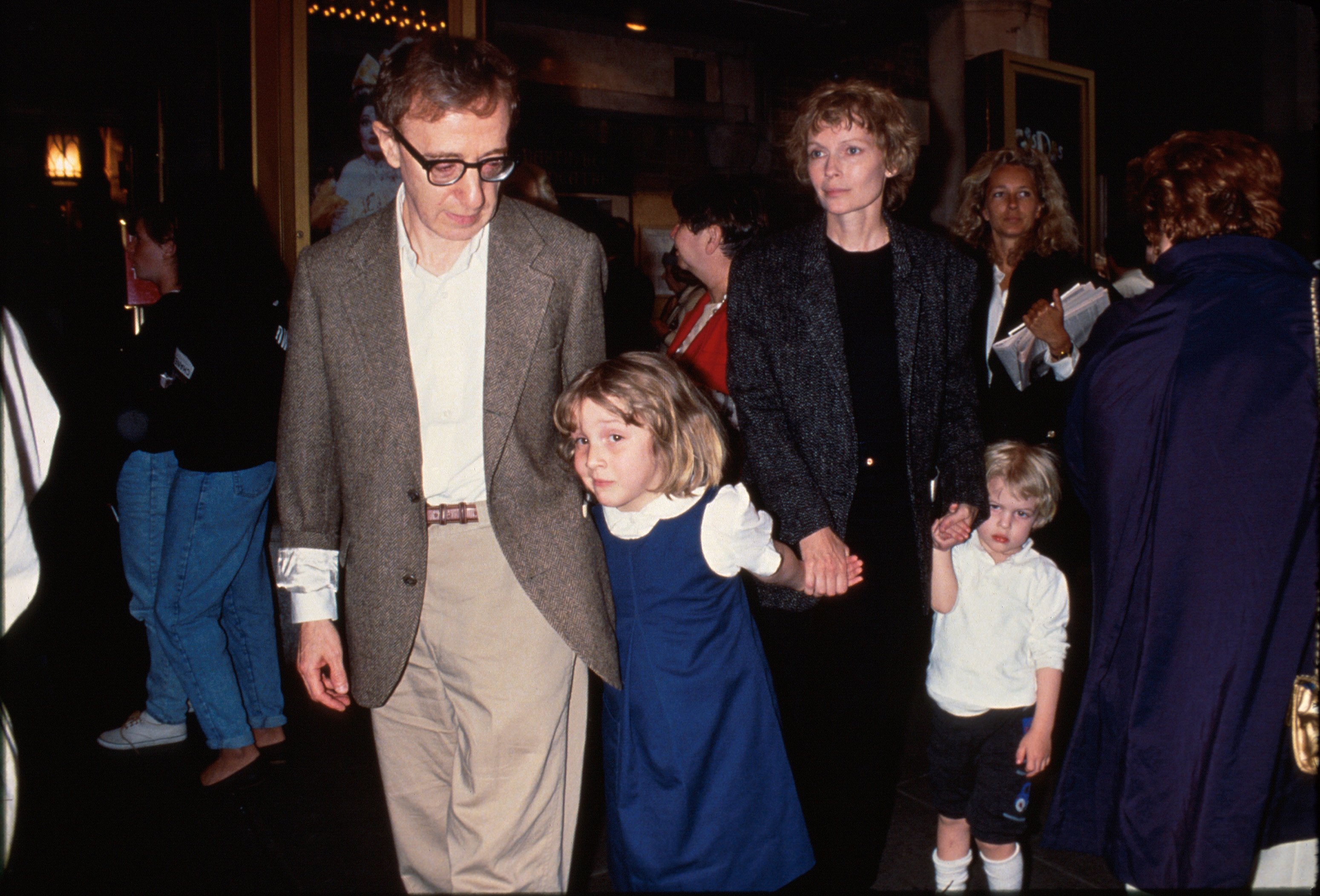 Woody Allen, sposò la figlia adottiva della moglie, ma è davvero un mostro?