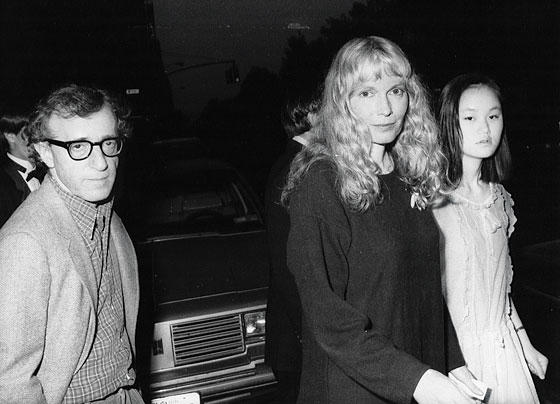Woody Allen, sposò la figlia adottiva della moglie, ma è davvero un mostro?