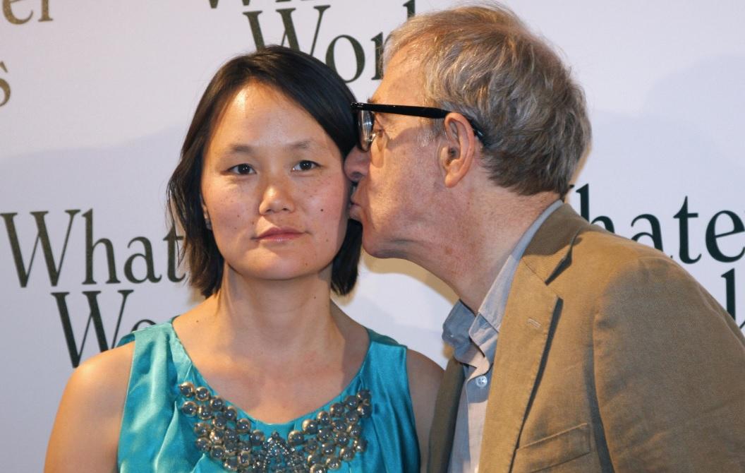 Woody Allen, sposò la figlia adottiva della moglie, ma è davvero un mostro?