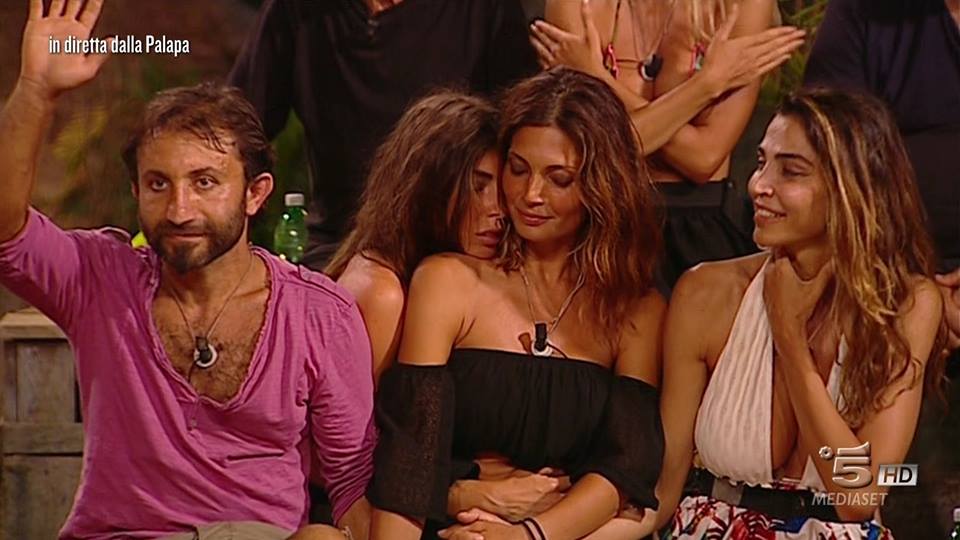 Isola dei Famosi: abbandoni e lacrime per i naufraghi
