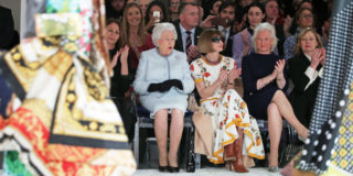 La prima volta della Regina Elisabetta a una sfilata di moda