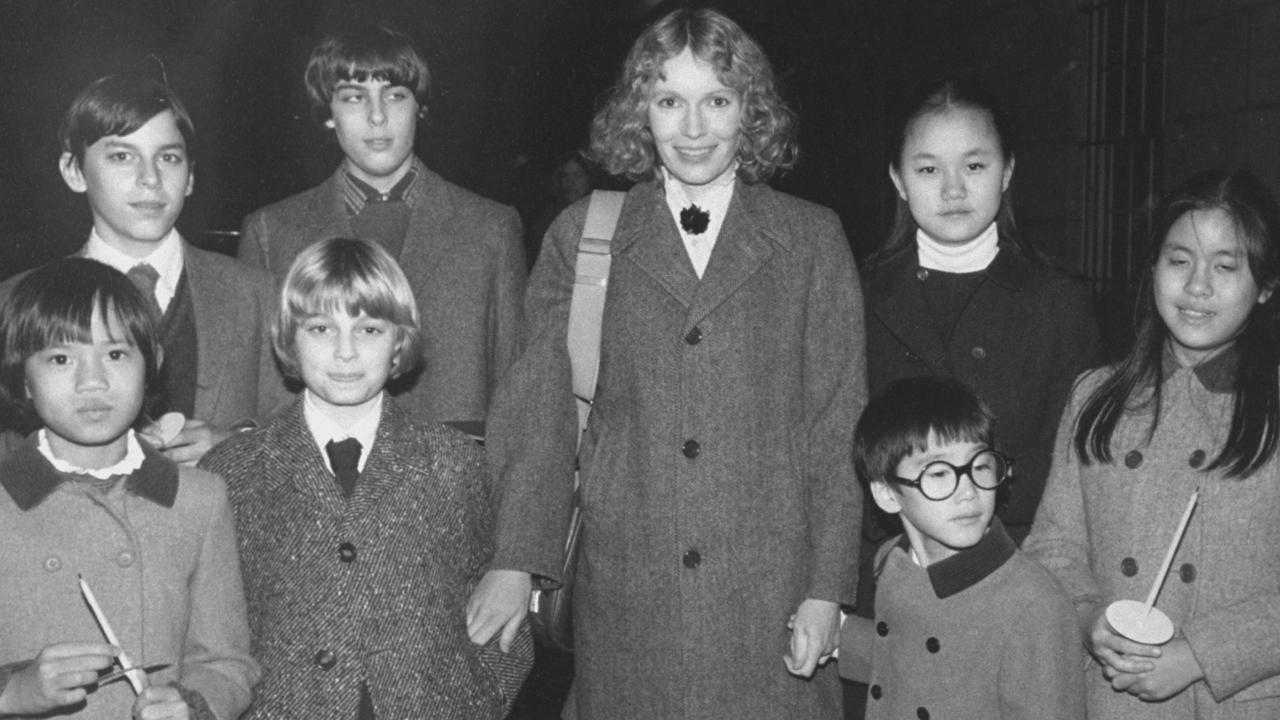 Woody Allen, sposò la figlia adottiva della moglie, ma è davvero un mostro?