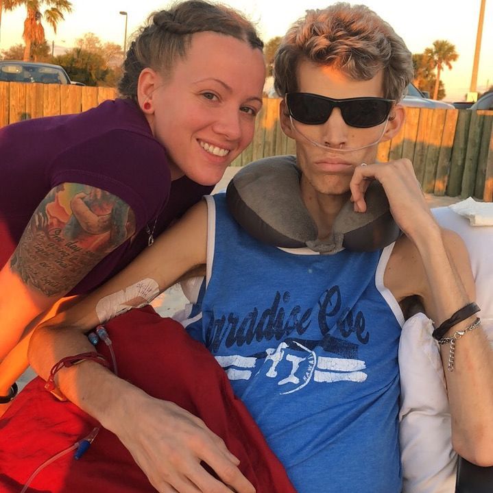 "Ti amo, Dustin" è morto il 19enne che sposò la compagna di scuola prima di morire