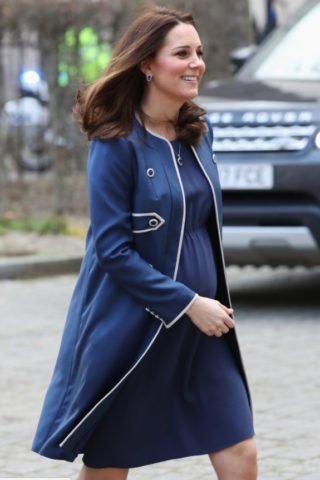 Il freddo non ferma Kate: visita al Royal College per la Duchessa quasi a fine gravidanza Il freddo non ferma Kate: visita al Royal College per la Duchessa quasi a fine gravidanza