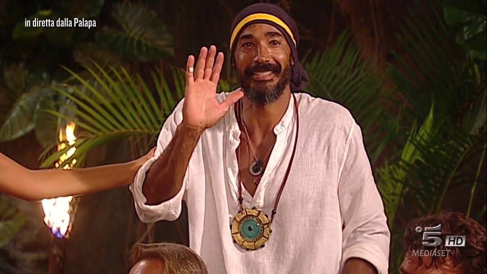Isola dei Famosi, Flavio Montrucchio bacia Alessia:"Ti amo con i tuoi difetti"