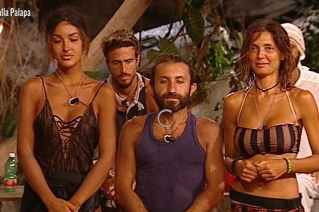 Isola dei Famosi, Flavio Montrucchio bacia Alessia:"Ti amo con i tuoi difetti"