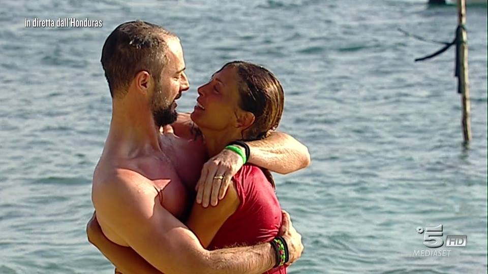 Isola dei Famosi, Flavio Montrucchio bacia Alessia:"Ti amo con i tuoi difetti"