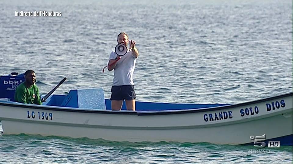 Isola dei Famosi, Flavio Montrucchio bacia Alessia:"Ti amo con i tuoi difetti"