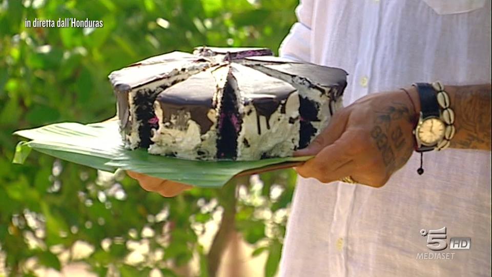 Isola dei Famosi, Flavio Montrucchio bacia Alessia:"Ti amo con i tuoi difetti"