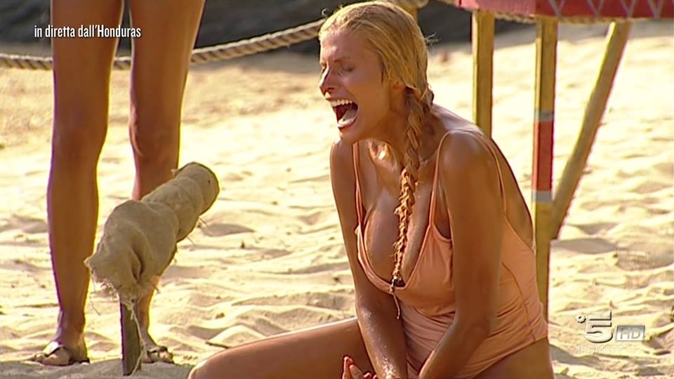 Isola dei Famosi, Flavio Montrucchio bacia Alessia:"Ti amo con i tuoi difetti"