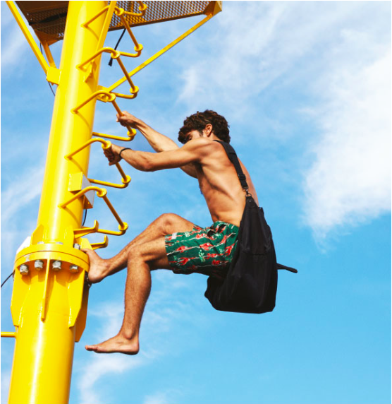 Da ricercatori a modelli: Luca e Tommaso per la nuova campagna beachwear di Chimborazo