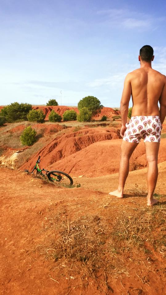 Da ricercatori a modelli: Luca e Tommaso per la nuova campagna beachwear di Chimborazo