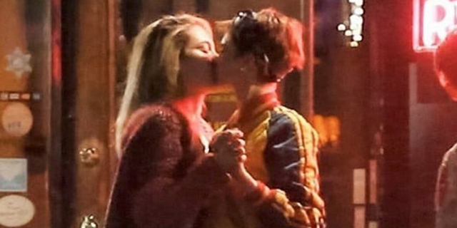 Cara Delevingne e Paris Jackson si baciano: amicizia o amore? Cara Delevingne e Paris Jackson si baciano: amicizia o amore?