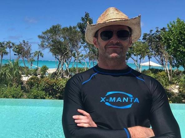 Hugh Jackman, al mare totalmente coperto per sensibilizzare all’uso delle protezioni solari