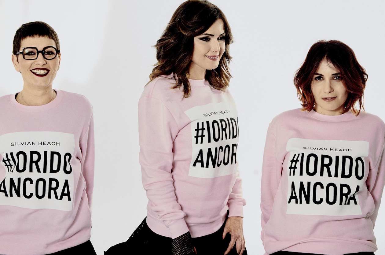 Bruciata dall'ex, Carla Caiazzo posa da modella e torna a sorridere