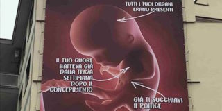 Manifesto anti aborto a Roma, scatta la petizione per farlo rimuovere