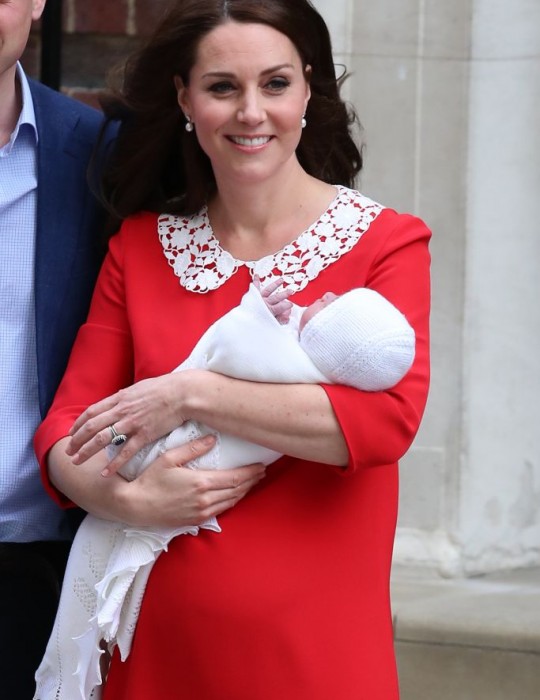 Kate Middleton in rosso come Diana: gli outfit dopo i tre parti