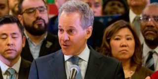 L’accusatore di Weinstein Schneiderman si dimette dopo l’accusa di abusi sessuali