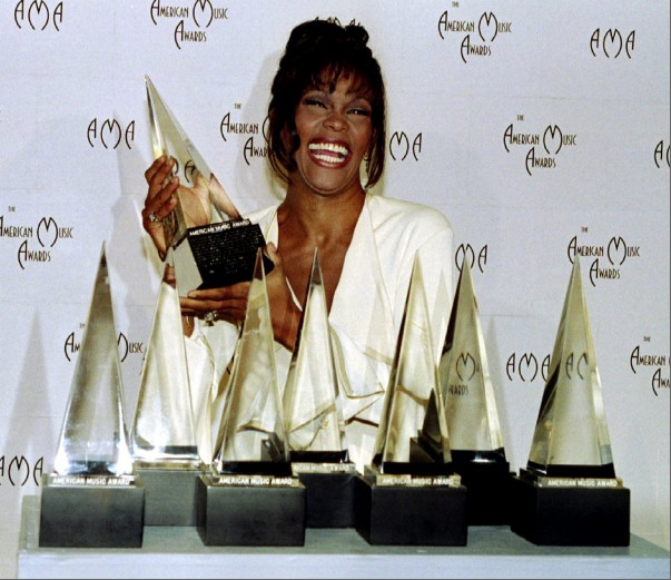 «Whitney», la dolorosa e scioccante storia di Whitney Houston, abusata dalla cugina