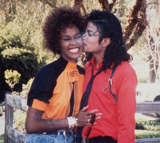 «Whitney», la dolorosa e scioccante storia di Whitney Houston, abusata dalla cugina