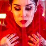 L’abito con le corna e il matrimonio gotico di Kat Von D tra sangue e teschi