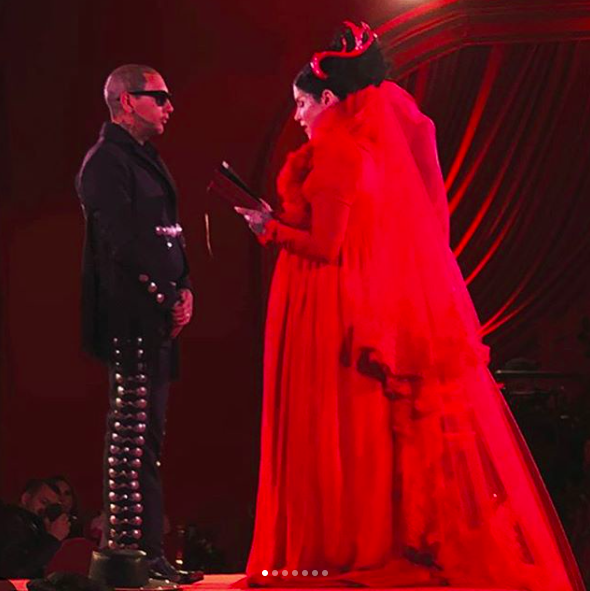L’abito con le corna e il matrimonio gotico di Kat Von D tra sangue e teschi