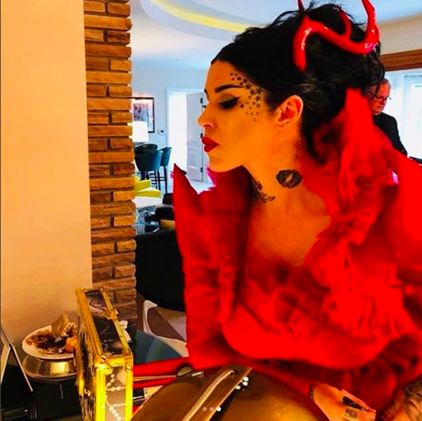 L’abito con le corna e il matrimonio gotico di Kat Von D tra sangue e teschi