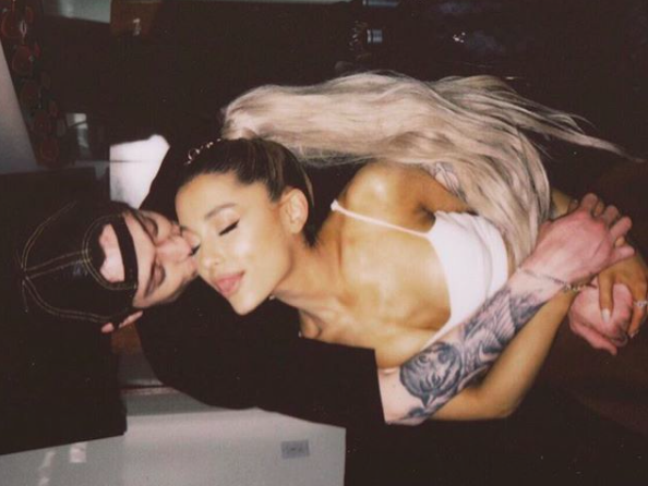 Ariana Grande irriconoscibile e bellissima: bionda e senza coda