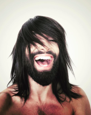 Conchita Wurst cambia look con capelli e barba biondo platino Conchita Wurst cambia look con capelli e barba biondo platino