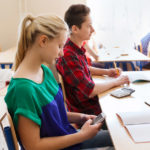 Niente più cellulari nelle scuole francesi. E in Italia?