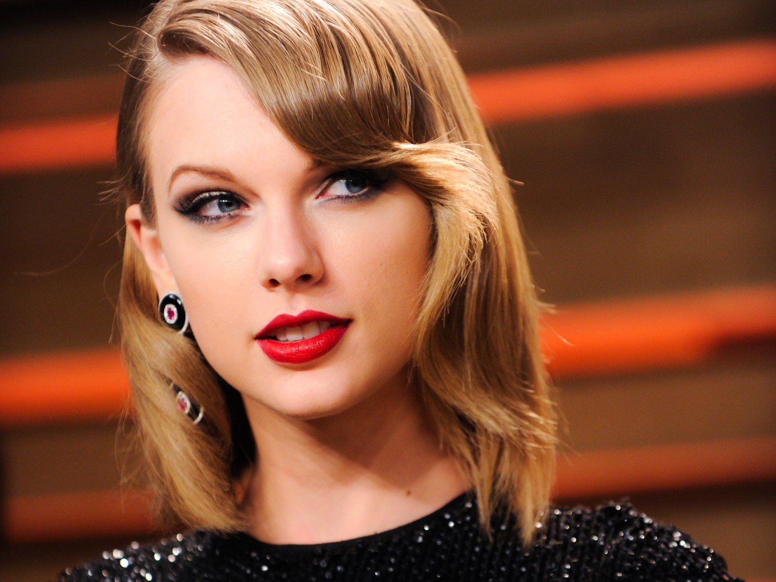 Taylor Swift, irriconoscibile con i capelli rossi
