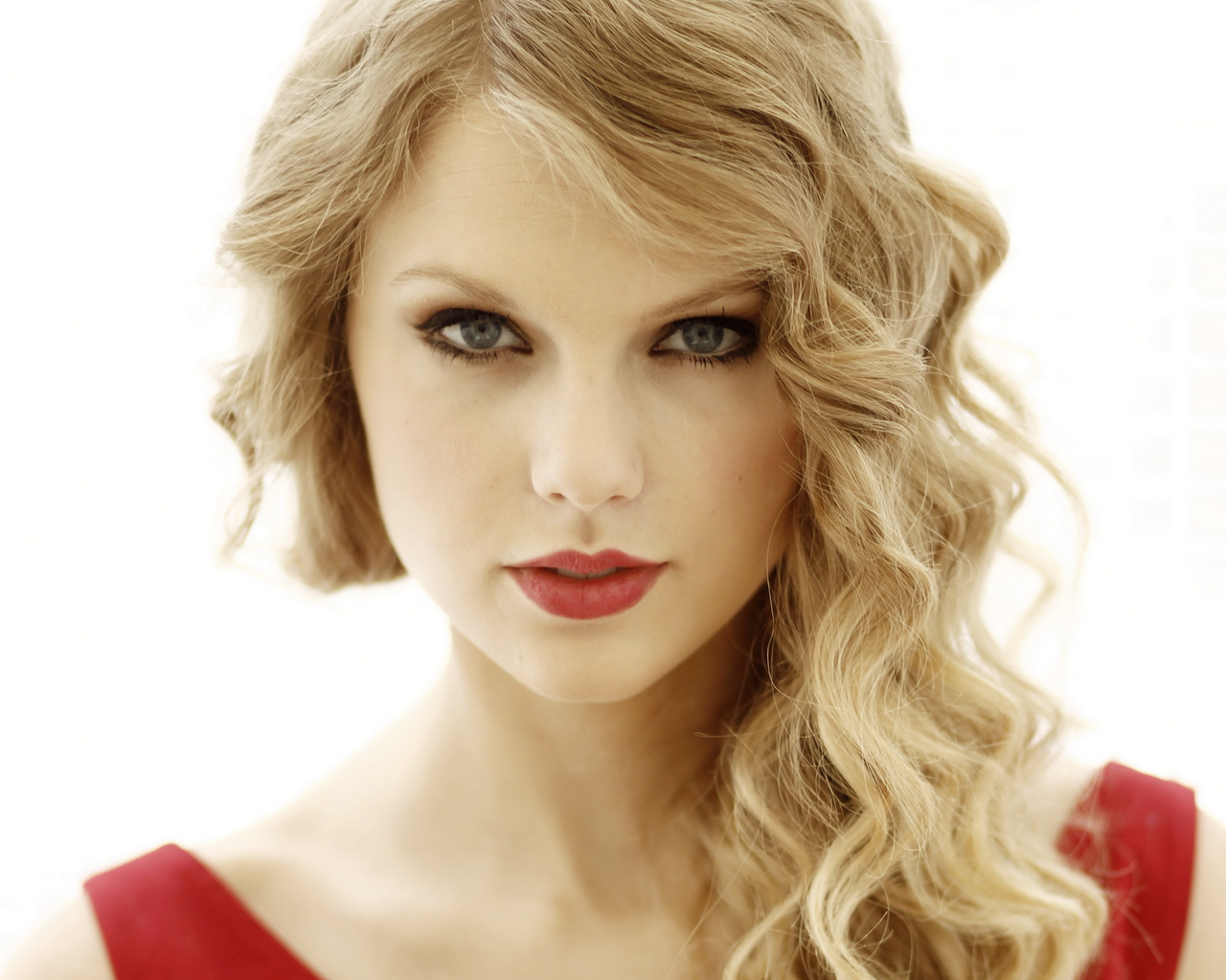 Taylor Swift, irriconoscibile con i capelli rossi