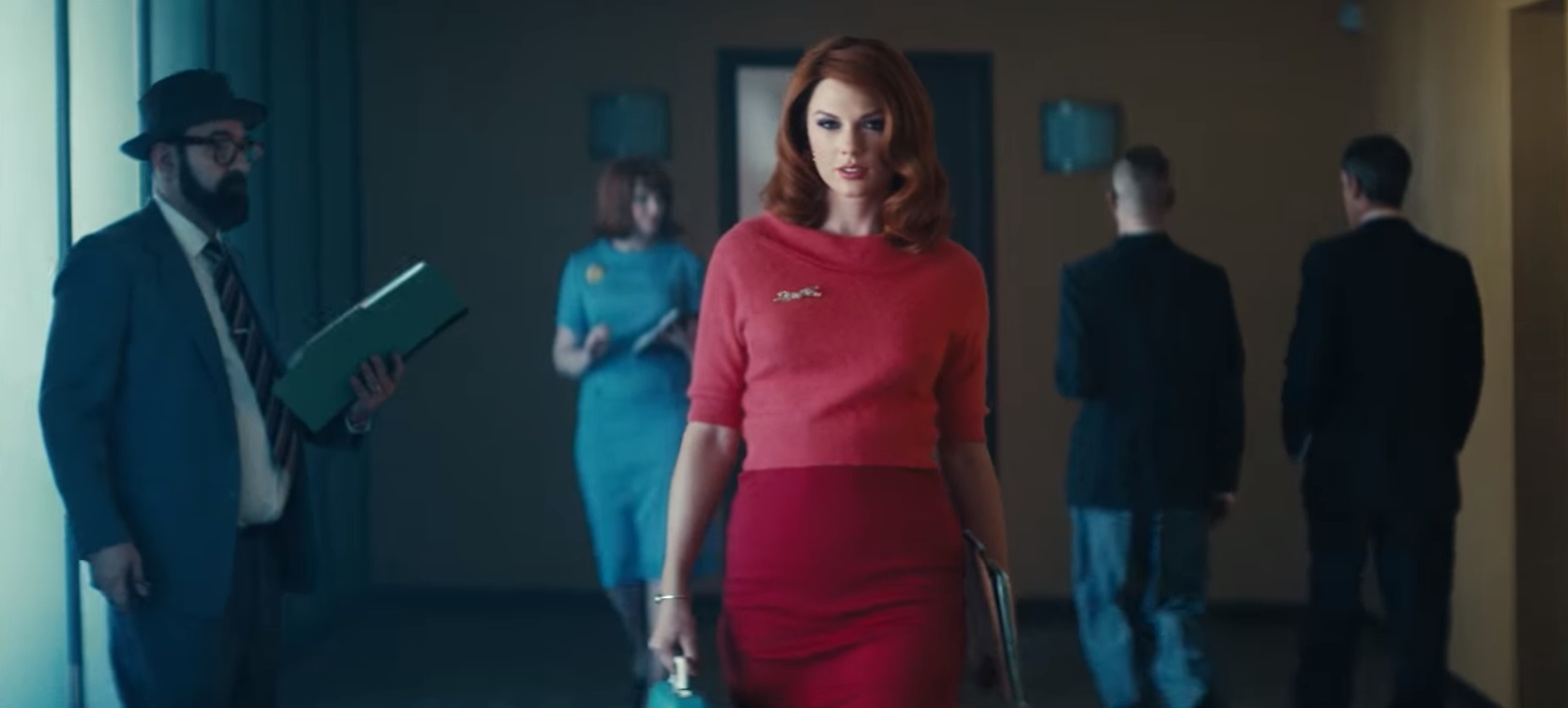 Taylor Swift, irriconoscibile con i capelli rossi