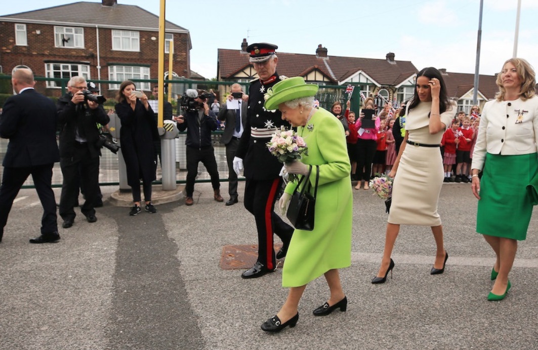 La complicità tra Meghan Markle e la regina e quella dedica d’amore a Harry