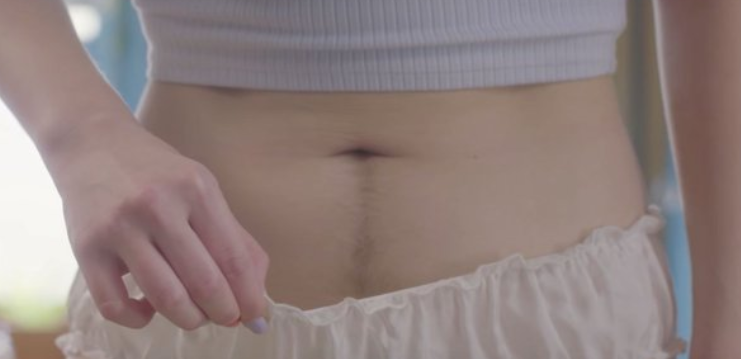 Finalmente la pubblicità di un rasoio in cui le donne si depilano peli veri