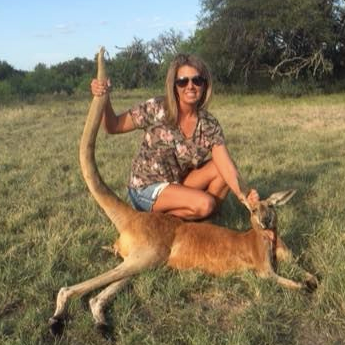 Uccide una giraffa e posta orgogliosa la foto: l'ira del web
