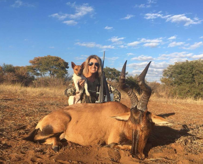 Uccide una giraffa e posta orgogliosa la foto: l'ira del web