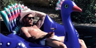 Addio Flamingo, David Beckham ha deciso che il pavone è il gonfiabile dell'estate