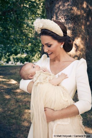 Le foto ufficiali del battesimo di Louis di Cambridge. Ci sono (quasi) tutti Le foto ufficiali del battesimo di Louis di Cambridge. Ci sono (quasi) tutti