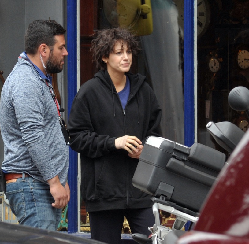 Blake Lively sul set con la mano ancora fasciata