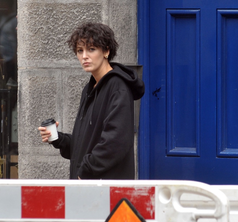 Blake Lively sul set con la mano ancora fasciata