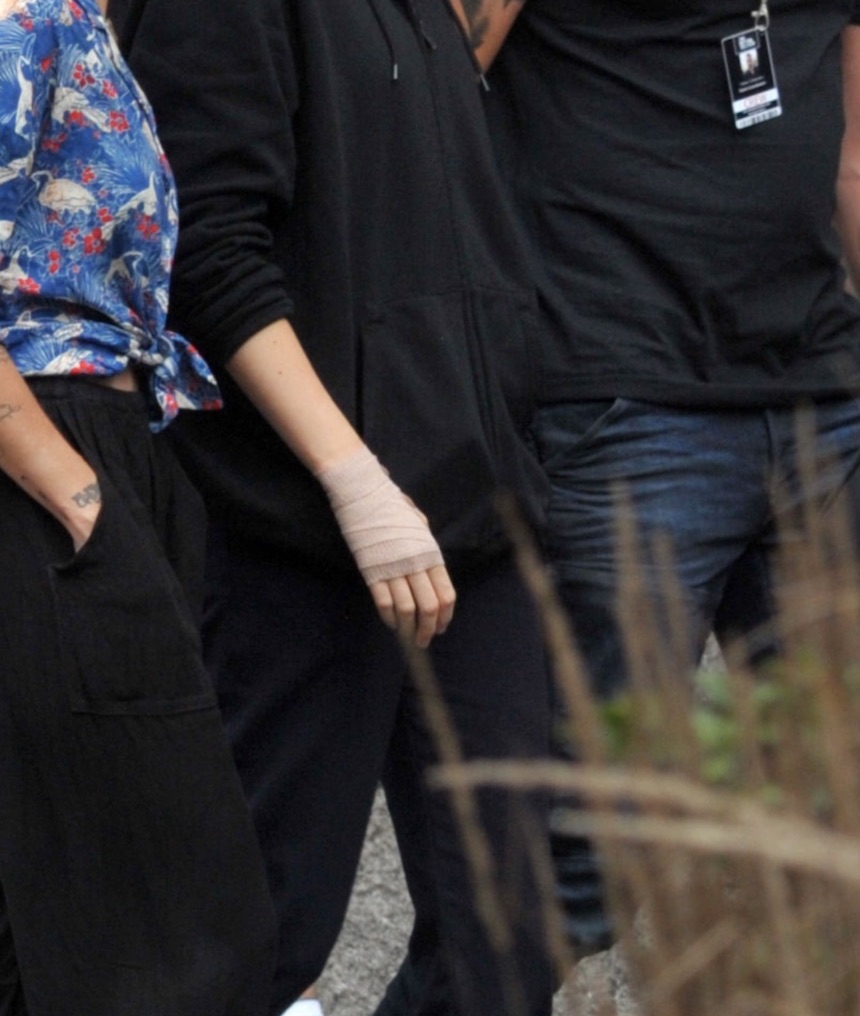 Blake Lively sul set con la mano ancora fasciata