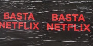 Negli ultimi giorni Milano è stata invasa da una serie di cartelloni con la scritta Basta Netflix, ecco il loro significato.